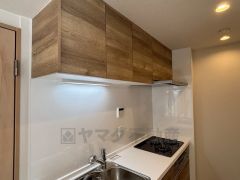 キッチン上部もリフォーム済。換気扇も完備しています。