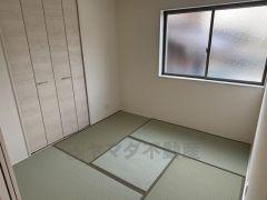 ＬＤＫに隣接する和室です。お昼寝や洗濯物を畳んだり、アイロンをかける作業スペースとしても活躍しそうですね。