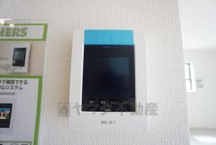 防犯性、セキュリティ対策に安心できるテレビモニター付きインターフォンです。セールスマン対策にもなり安心できます。