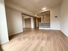 窓から光が差し込む明るいリビングダイニングです＾＾