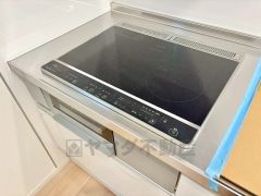 お手入れのしやすいIHクッキングヒーターです。3口コンロなので、効率よくお料理が楽しめます。