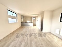 2階リビングはバルコニーに面しており、陽当たりが良く明るい空間＾＾プライバシー確保にもなります＾＾