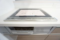 汚れてもサッとふける、お手入れのしやすいIHクッキングヒーター。オール電化なので経済的です。