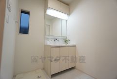 洗面台、洗濯機置き場、バスルームが連なっている、生活導線の考えられた作りになっています。