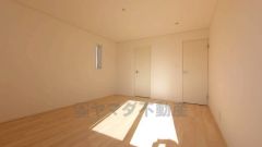 バルコニーに面した採光のいい洋室です＾＾2面採光を確保した爽やかな風を感じて起きる朝は、快適生活の始まりに。