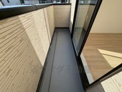 陽当たりの良いバルコニーです。お洗濯やお布団干しはもちろん、日光浴スペースにも。足元は防水工事施工済です。