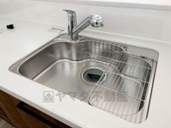 大きなお鍋も楽々洗える幅の広いシンクです＾＾ステンレスシンクなので簡単にお掃除できますよ。洗剤やスポンジもすっきりできる収納付き。