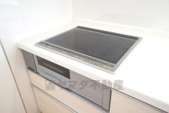 お手入れのしやすいIHクッキングヒーターです。3口コンロなので、効率よくお料理が楽しめます。毎日のお料理も楽しくなりますね＾＾