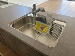 大きなお鍋も楽々洗える幅の広いシンクです＾＾ステンレスシンクなので簡単にお掃除できますよ。洗剤やスポンジもすっきりできる収納付き。