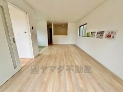 LDKは隣接の和室を合わせると20帖以上＾＾ 陽光あふれる明るい空間です。ゆったり寛げる憩いの場となりそうです＾＾