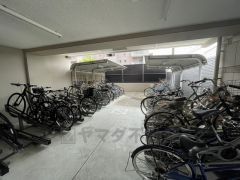 大切な自転車を守れるよう屋根付き駐輪場確保。