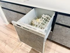 炊事時間を大幅に短縮できる食器洗浄乾燥機付き＾＾食器を洗う手間が減るので家族とのコミュニケーションの時間や自分の時間が増えますね。