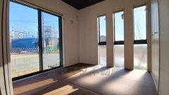 リビング横の和室は、思い切りお子様が遊べるキッズスペースに。柔らかい畳の上なら、お子様が転んでも怪我をしにくく安心です。