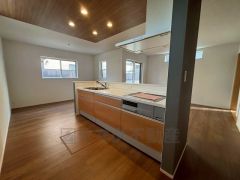 窓から光が差し込む明るいダイニングです＾＾＾カウンターキッチンなので、ご家族と会話をしながら楽しくお料理ができます＾＾