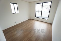 バルコニーに面した洋室です。大きな窓からやわらかな陽が差し込む明るいお部屋です。寝室としてもおすすめです。