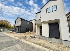 前面道路は広々としているので、駐車も楽々できますね＾＾