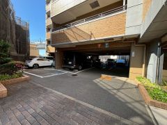敷地内平面駐車場。（月額5000円～9000円）空き状況はお問い合わせください＾＾