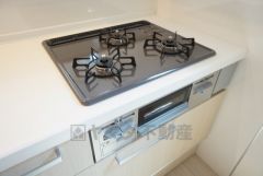 3種類の料理が同時に調理できる、3口ガスコンロ。忙しい夕食の支度時間が短縮できて効率よくお料理が楽しめます。