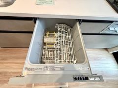 炊事時間を大幅に短縮できる食器洗浄乾燥機付き＾＾食器を洗う手間が減るので家族とのコミュニケーションの時間や自分の時間が増えますね。