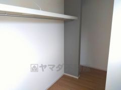収納力豊富なウォークインクローゼット。洋服や小物などを1箇所にまとめて美しい収納を実現します。スーツケースのような大型の荷物も置けます＾＾