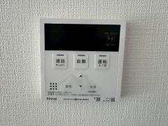 お湯張り、追い炊き、足し湯がボタン一つで楽々操作できる非常に便利な給湯機リモコンです。追い炊きがついていると寒い冬は水道代の節約にもなるので助かりますね