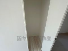 物が散らかりやすいリビングに収納スペースを確保。書類や雑貨をひとまとめにできまるため、お部屋をすっきりさせることが出来ます。