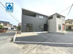 閑静な住宅地と最寄りバス停まで徒歩4分の快適な住環境です。4LDKでゆとりある間取りのオール電化物件。