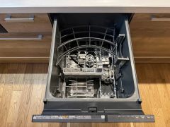 炊事時間を大幅に短縮できる食器洗浄乾燥機付き＾＾食器を洗う手間が減るので家族とのコミュニケーションの時間や自分の時間が増えますね。