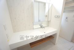 洗面台、洗濯機置き場、バスルームが連なっている、生活導線の考えられた作りになっています。