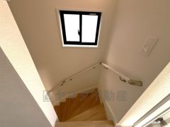 日中でも暗くなりがちな階段には、小窓を配置し採光も考えられたつくり＾＾手摺付きなので安全に上り下りできますね＾＾