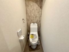 落ち着いたアクセントクロスが印象的なトイレ