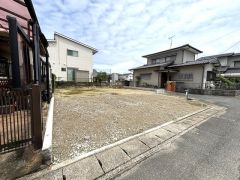 スーパー・コンビニまで徒歩約9分。毎日のお買い物に便利な立地です。