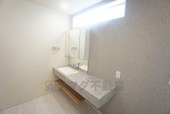 三面鏡にハンドシャワー付きで使いやすい洗面台です＾＾鏡裏と洗面ボウル下に収納付きの洗面台なので、整理整頓ができスッキリと使えます＾＾