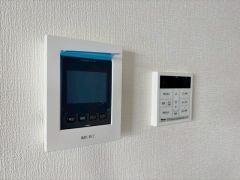 今や必需品となっておりますTVモニター付きインターホンです。録画・再生器のもついており防犯性もばっちりです。キッチン横にありワンタッチで外の方とお話ができますので便利です。