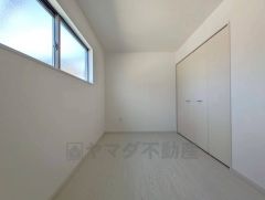 洋室5帖。全居室収納付きです。 書斎や趣味の部屋、子供部屋としても利用できます。ライフスタイルに合わせて柔軟に使える一室です。