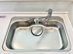3種類の料理が同時に調理できる、3口ガスコンロ。忙しい夕食の支度時間が短縮できて効率よくお料理が楽しめます。