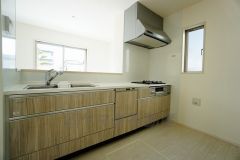 同仕様写真。現況と異なる場合は現況を優先します。収納も、作業スペースも広々と設けられた使いやすいシステムキッチンです＾＾カウンターキッチンなので、ご家族と会話をしながら楽しくお料理ができます＾＾