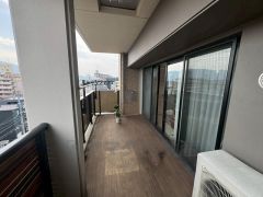 陽当たりの良いゆとりあるバルコニーです。お洗濯やお布団干しはもちろん、日光浴スペースにも。足元は防水工事施工済です。