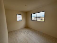 2面採光を確保した明るい室内は、風通しも良く、大変居心地の良い空間となっております。