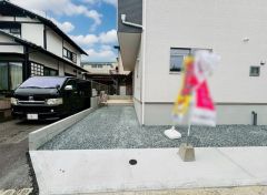 駐車スペース奥には南庭スペースがあり、お子様の遊び場やガーデニングも楽しめそうです＾＾
