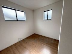  クローゼット付きなので、すっきりと整理整頓でき気持ちよく過ごせますね＾