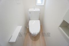 温水洗浄機付トイレです。節水機能もあるので、安心して使えますね。もちろん、1階2階の2ヶ所にトイレがあるので、忙しい朝にもゆとりができますね。