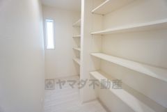 キッチンに設けられたパントリー。備蓄品や大きなお皿、使用頻度の少ない調理器具などの収納に便利です。