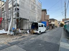 前面道路は広々としているので、駐車も楽々できますね＾＾