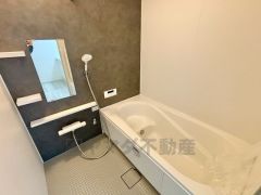 1日の疲れを癒すくつろぎのバスルーム。足を伸ばしてもゆったりと入れるサイズです。お子様と一緒にお風呂に入っても狭くないですね＾＾