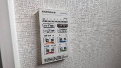 浴室暖房乾燥機付き。天候に左右されず、いつでも好きなときに洗濯物を干せるので、仕事や家事で忙しい方に重宝します。