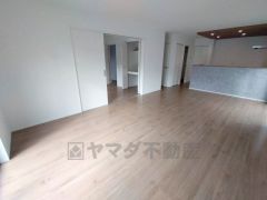 対面式キッチンを中心としたリビングダイニングで家族の会話が弾みそうです。