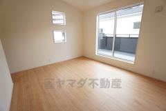バルコニーに面していて2面採光を確保した爽やかな風を感じて起きる朝は、快適生活の始まりに＾＾