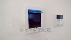 防犯性もばっちり、TVモニター付きインターホン完備。大きなモニターで玄関先を確認できます。録画機能が付いているので不在時の訪問者も確認できて安心です＾＾