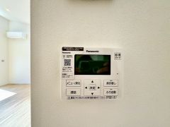 キッチン横からお湯張り、追い炊き、足し湯がボタン一つで楽々操作できる給湯機リモコンです＾＾忙しい夕飯の準備の時間帯に重宝しますね。